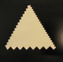Kartka cukiernicza trójkątna ząbkowana o średnicy 8 cm