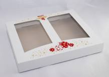 Pudełko na świąteczne cukierki białe z czerwono-złotym wytłoczeniem (30 x 25 x 3,7 cm)